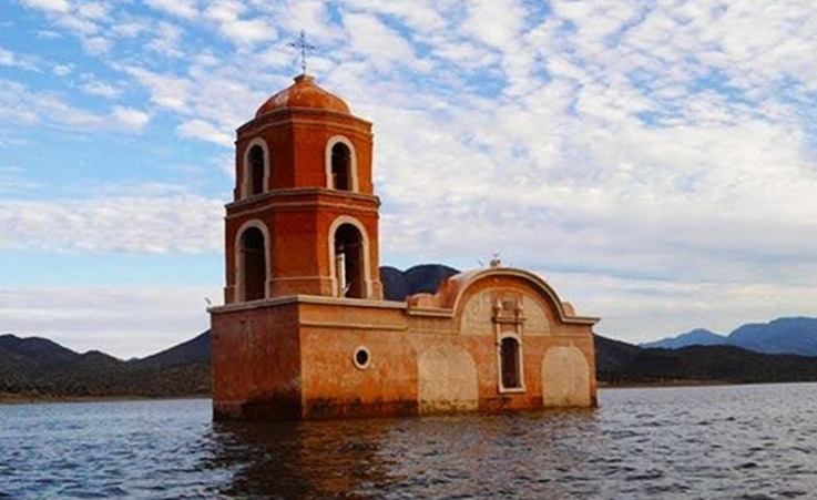 Iglesia hundida en Churumuco historia