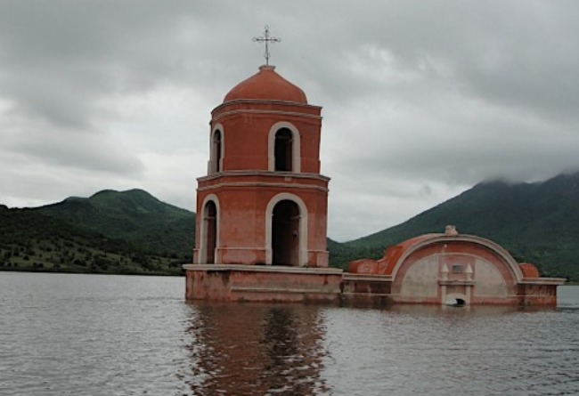 Iglesia hundida en Churumuco turismo