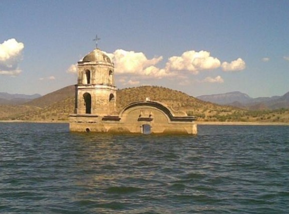 Iglesia hundida en Churumuco fotos